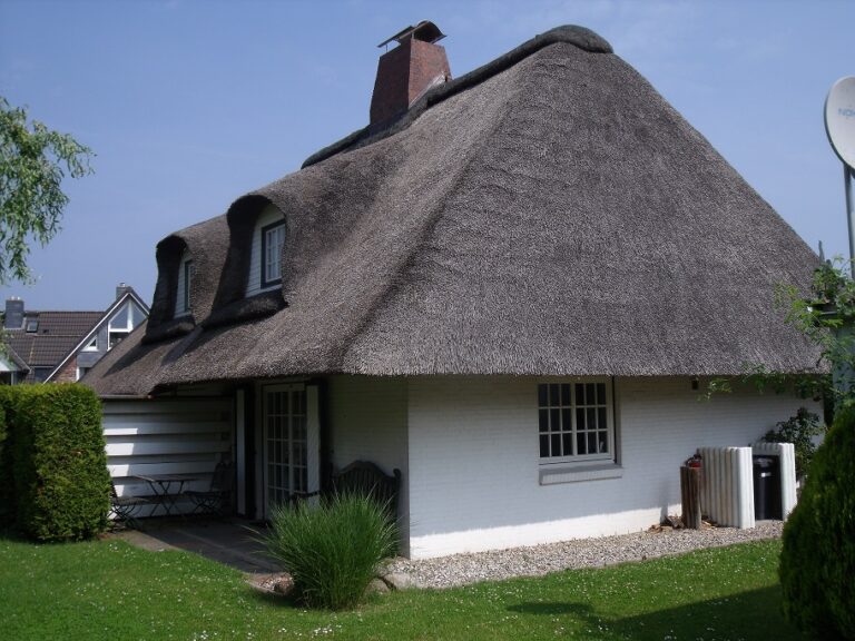 Blick vom Garten zum Haus FH Ehlert